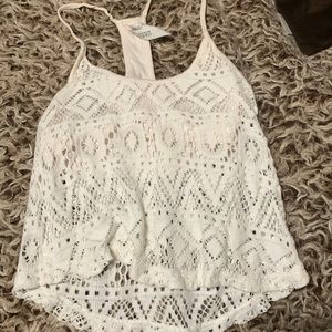 White crop top great for summer vibes 🌞